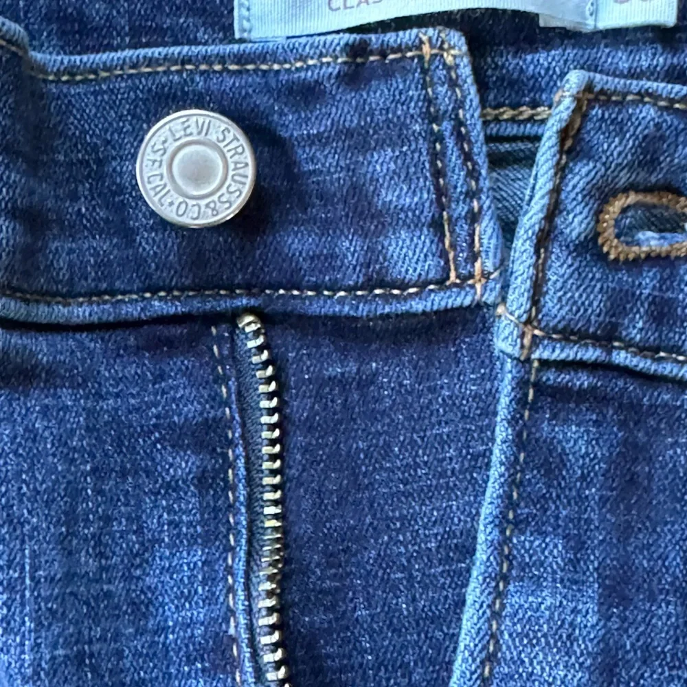 Levi Strauss & Co Denim Classic Jean Shorts Med Wash Women’s Size W33.‎
